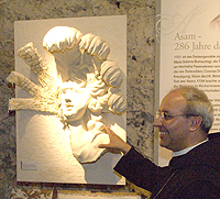 Abt Thomas M. Freihart vor dem Stuckmodell einer Supraporte.