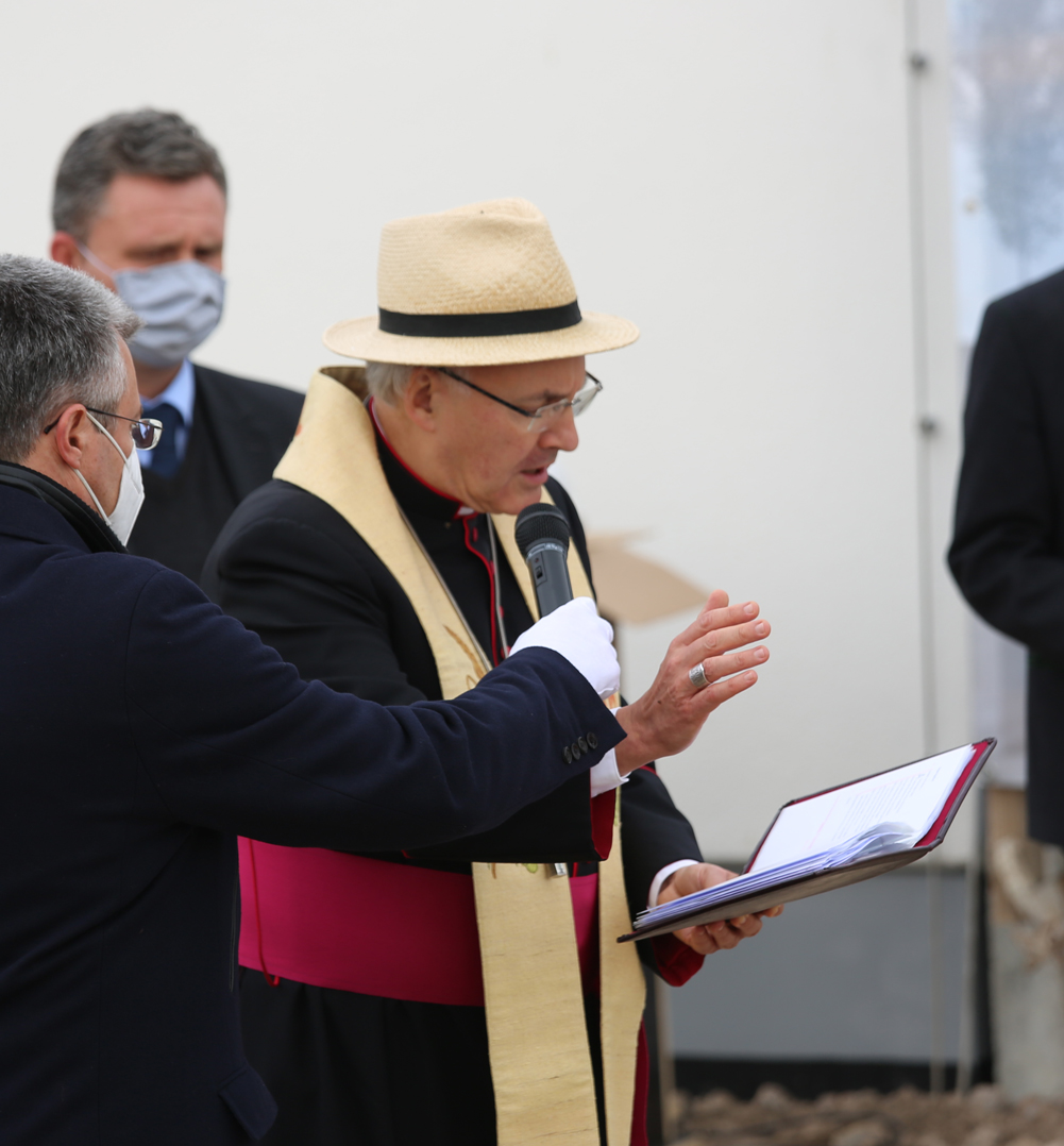 Bischof Rudolf spricht den Segen. Foto: Isabel Kirchner/Pressestelle des Bistums Regensburg